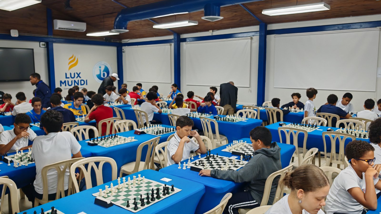 Lux Mundi celebra junto a 16 colegios su III Copa de  tenis de mesa y ajedrez