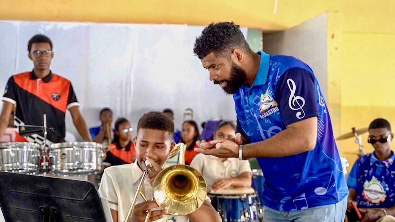 En centro educativo de Modalidad en Artes, Enkel Nova Vásquez convierte su pasión por la música en una historia de superación y logros 