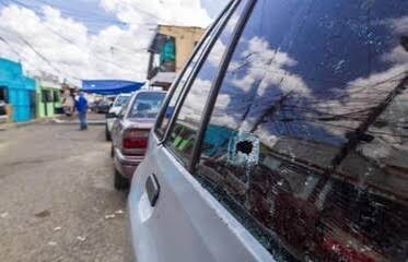 Silencio, sangre y vehículos baleados en Gualey tras tiroteo que dejó un muerto y varios heridos