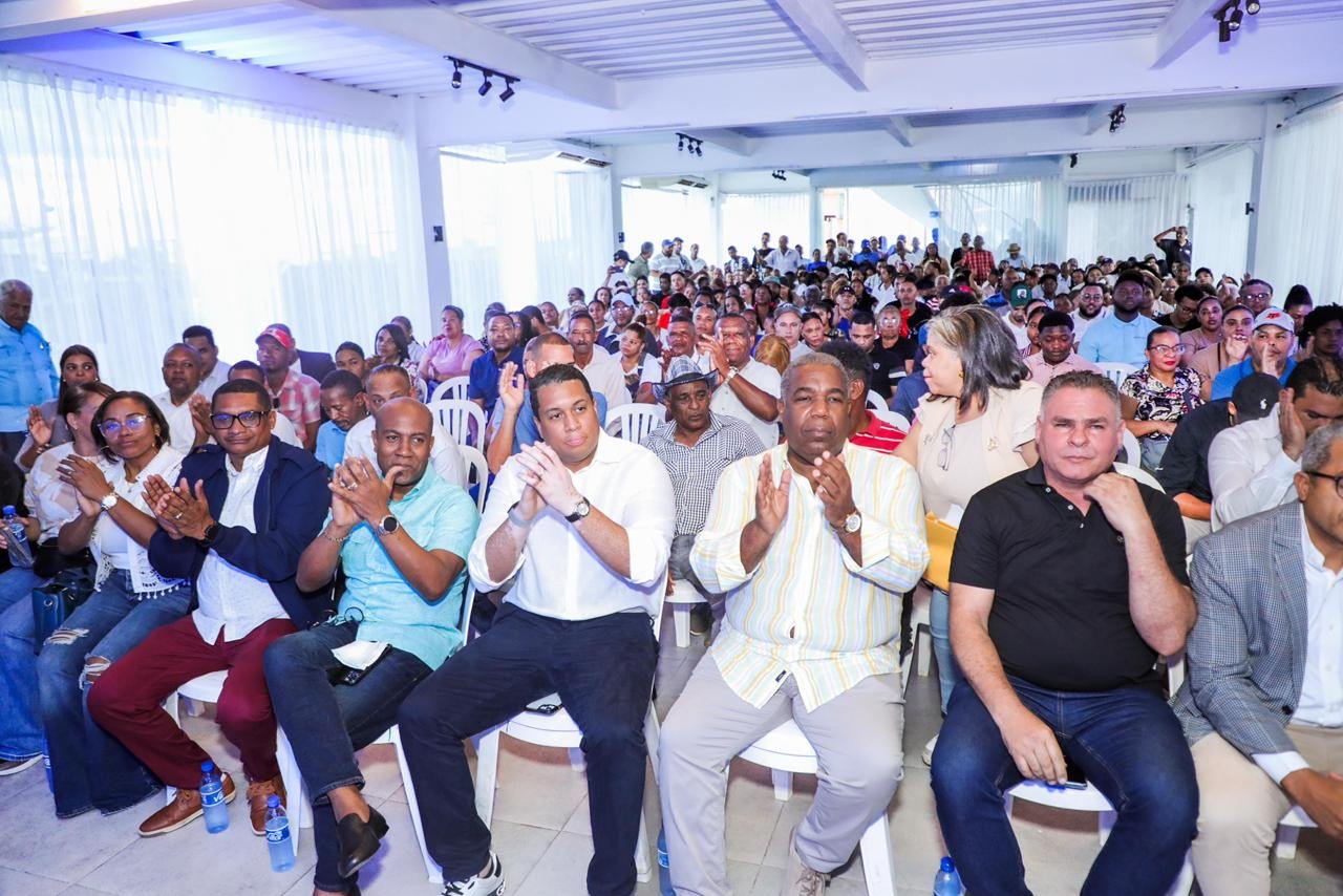 Alex Mordan consolida fuerza en Santo Domingo Este con masivo respaldo de dirigencia perremeísta
