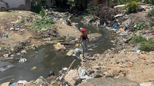 En el barrio La Fe de Los Alcarrizos esperan la construcción de un puente hace ocho años