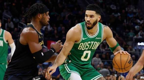 Tatum y Pritchard brillan y los Celtics se aseguran la clasificación a playoffs