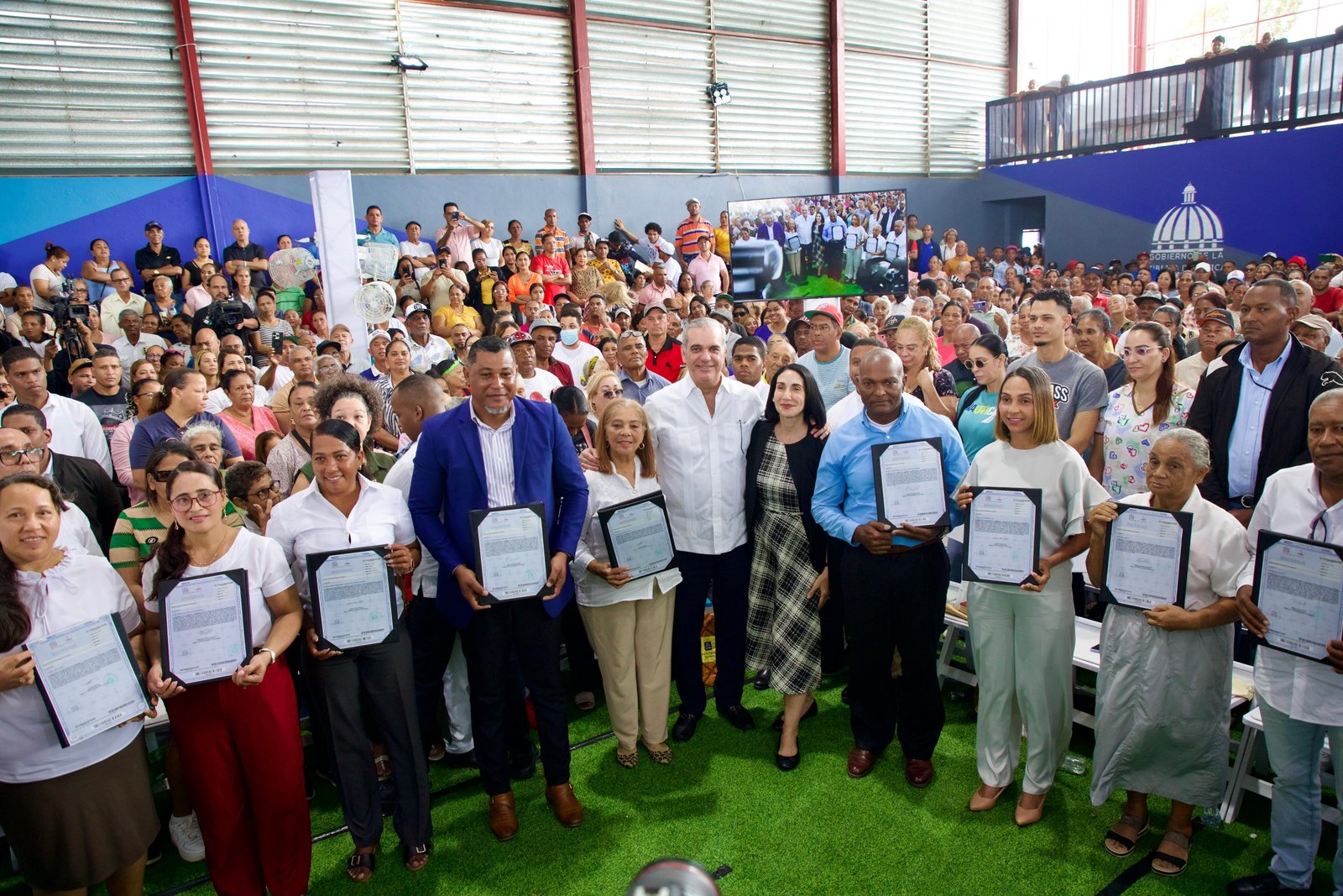 Presidente Abinader entrega 1,025 títulos de propiedad en Hato del Yaque elevando a 7,632 los otorgados en la provincia de Santiago 