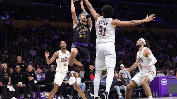 Doncic vuelve con 42 puntos en otra noche de récord de LeBron James