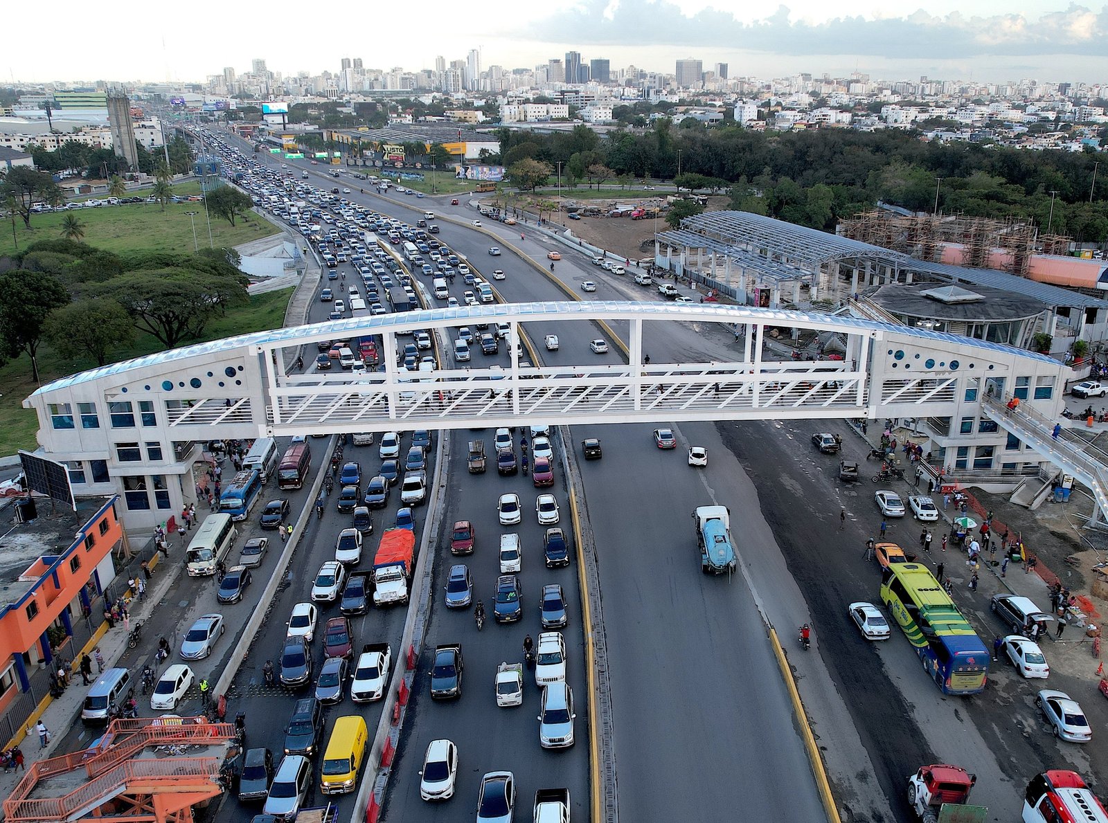 Antonio Marte agradece construcción puente peatonal kilómetro 9; reitera no habrá aumento de pasajes por Semana Santa y ruega a transportistas desplazarse con prudencia en carreteras y autopistas 