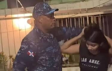 Apresan al coronel Fausto Madé captado en un video mientras agrede a una mujer en Los Mina