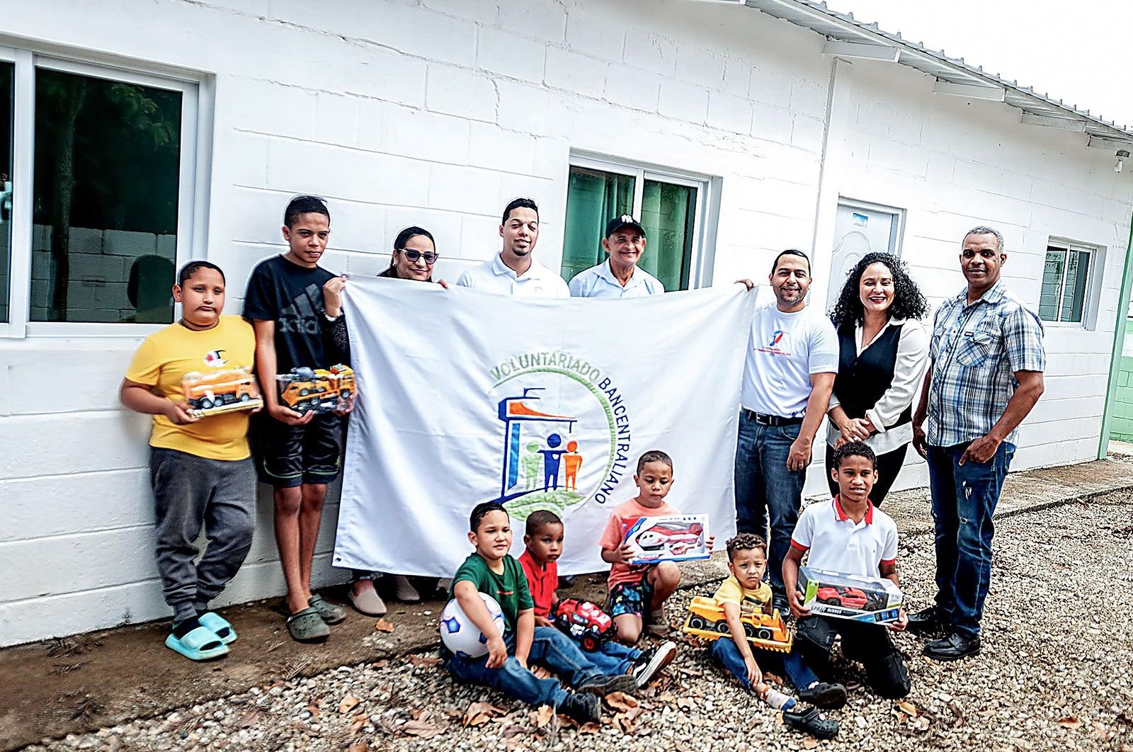 VB realiza una donación de juguetes y ropa en la comunidad La Leonor, provincia Santiago Rodríguez