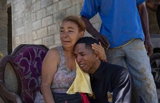 El emotivo reencuentro entre el bombero y la pareja de esposos que rescató en arroyo Lebrón