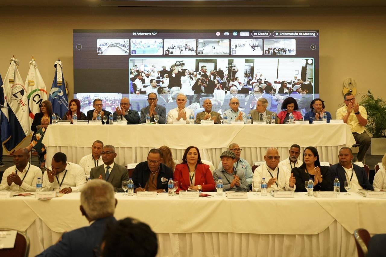 Luis Miguel De Camps reafirma compromiso con el magisterio y llama a garantizar la continuidad educativa durante congreso de la ADP    