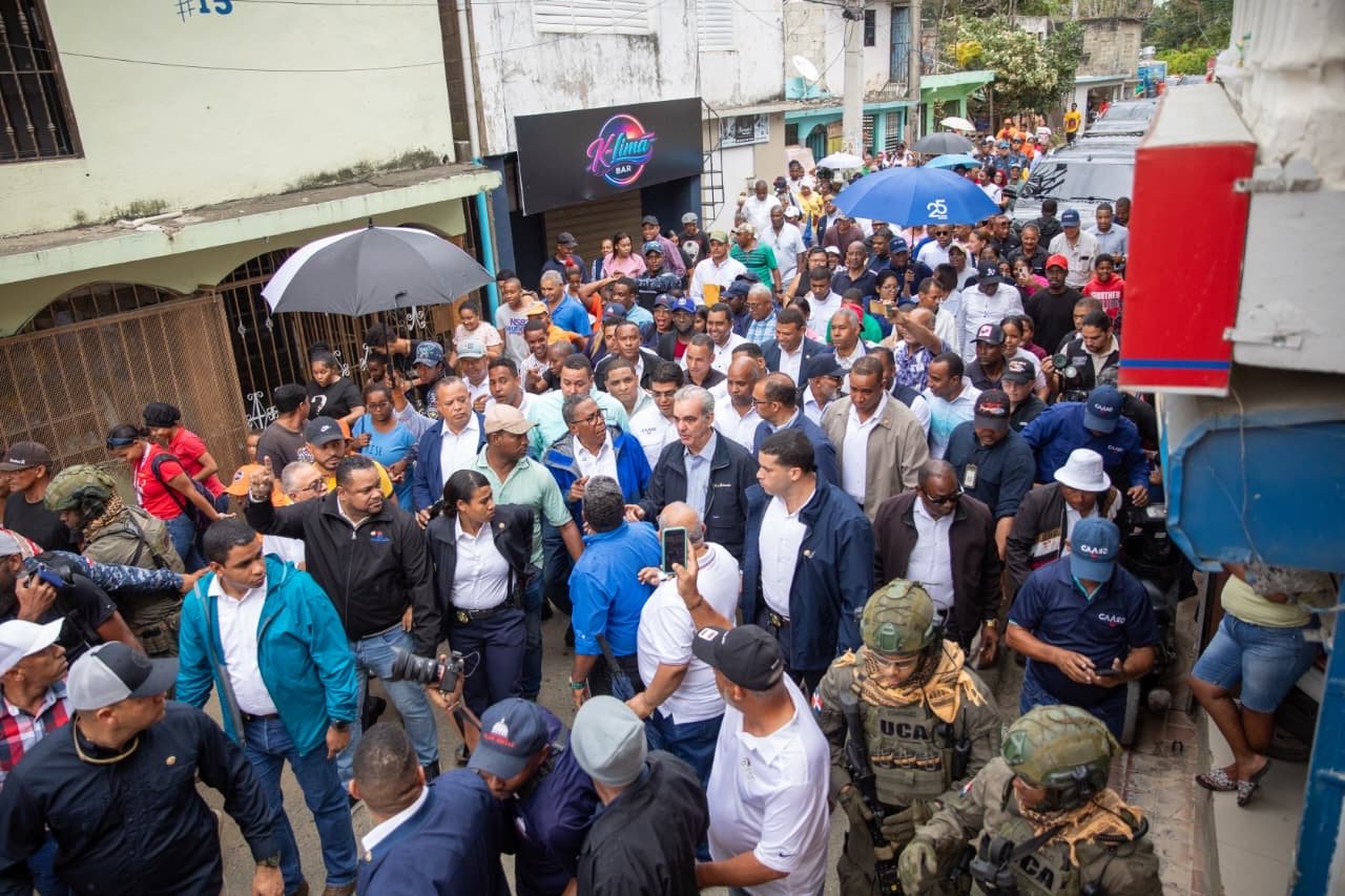 Presidente Abinader recorre sector Nuevo Amanecer de Los Alcarrizos y garantiza asistencia del Gobierno a familias afectadas 