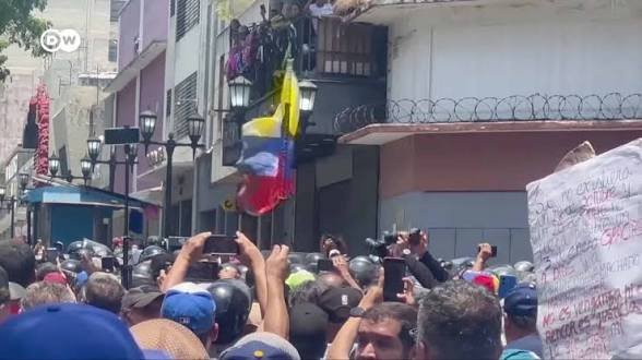 Venezolanos exigen mejores salarios y la oposición clama por elecciones