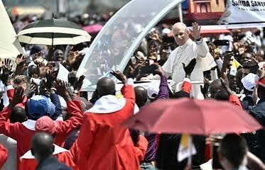El papa dice que toda forma de opresión, violencia o explotación niega el cristianismo