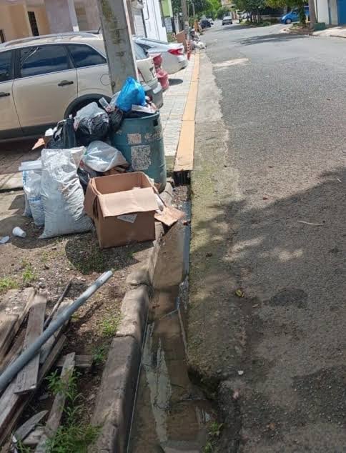 Zona Universitaria enfrenta crisis de agua, basura y aceras ocupadas