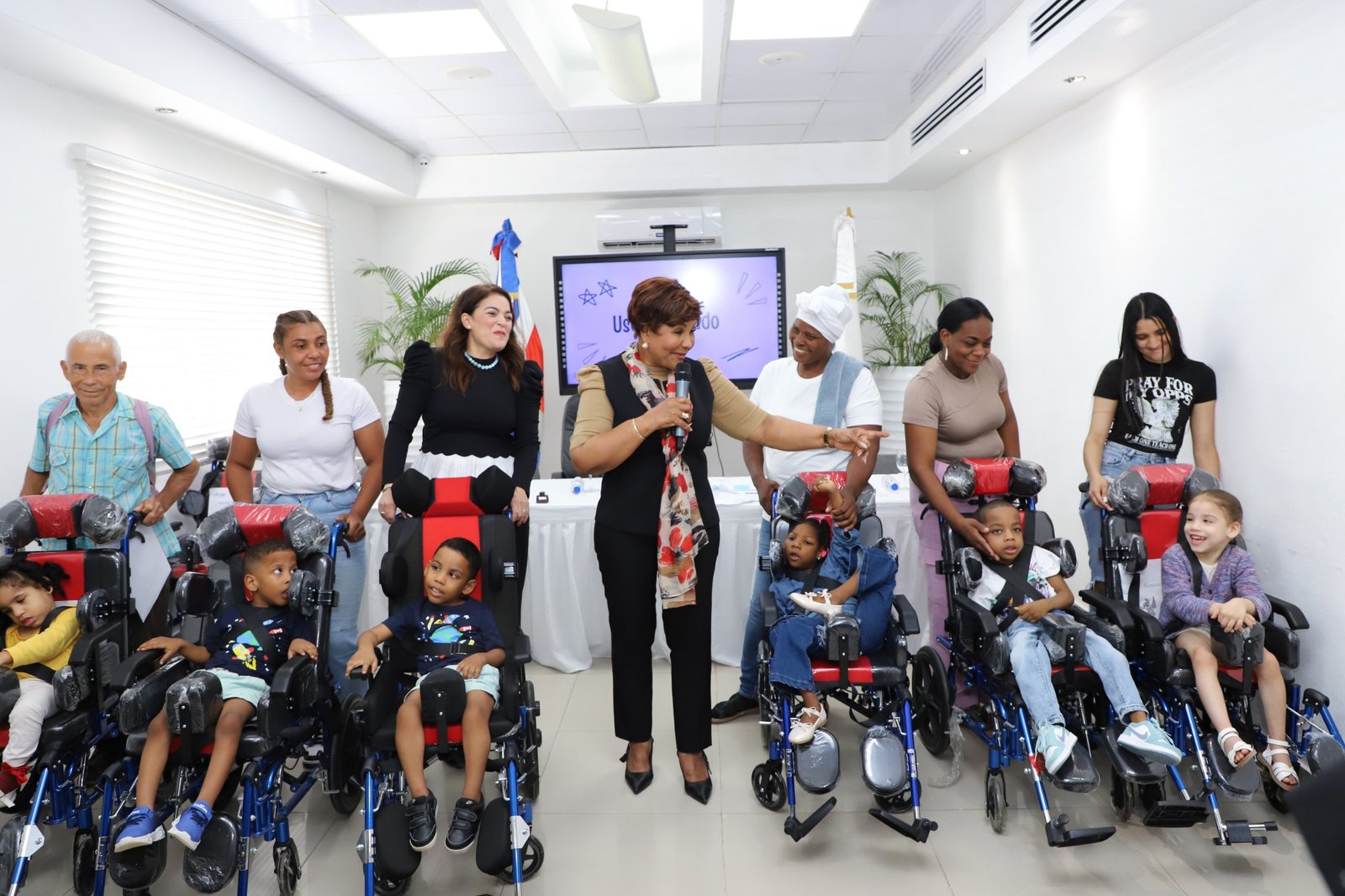 Directora del INAIPI entrega sillas de ruedas a niños con parálisis cerebral