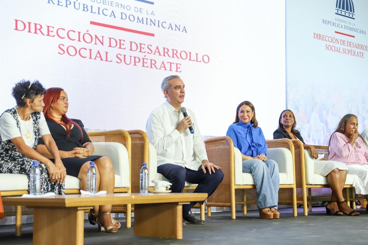 Familias beneficiarias de Supérate comparten en diálogo cercano con el presidente Luis Abinader