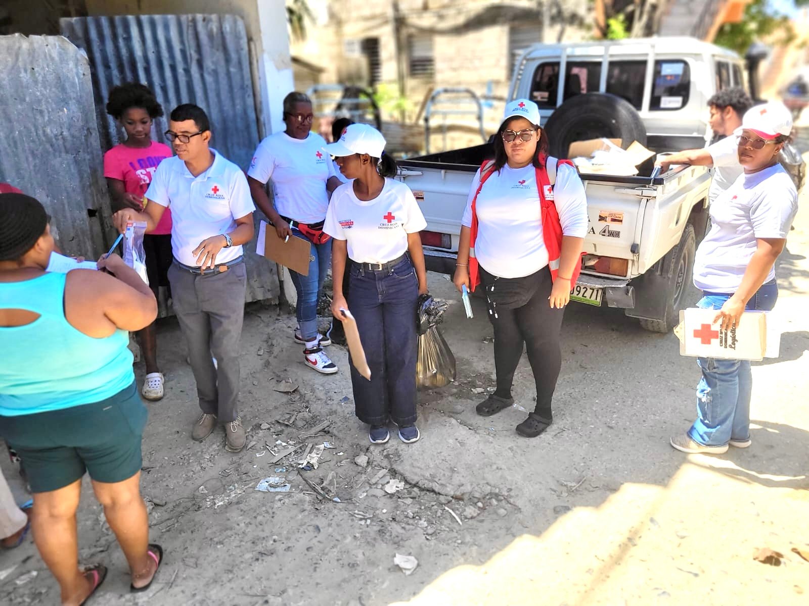 Cruz Roja Santo Domingo Oeste asiste comunidades afectadas por lluvias