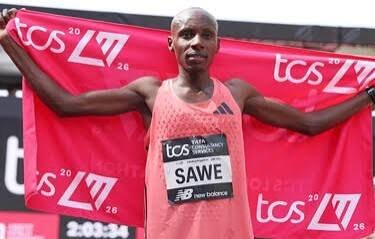 El keniano Sabastian Sawe bate el récord mundial de maratón con 1h59:30