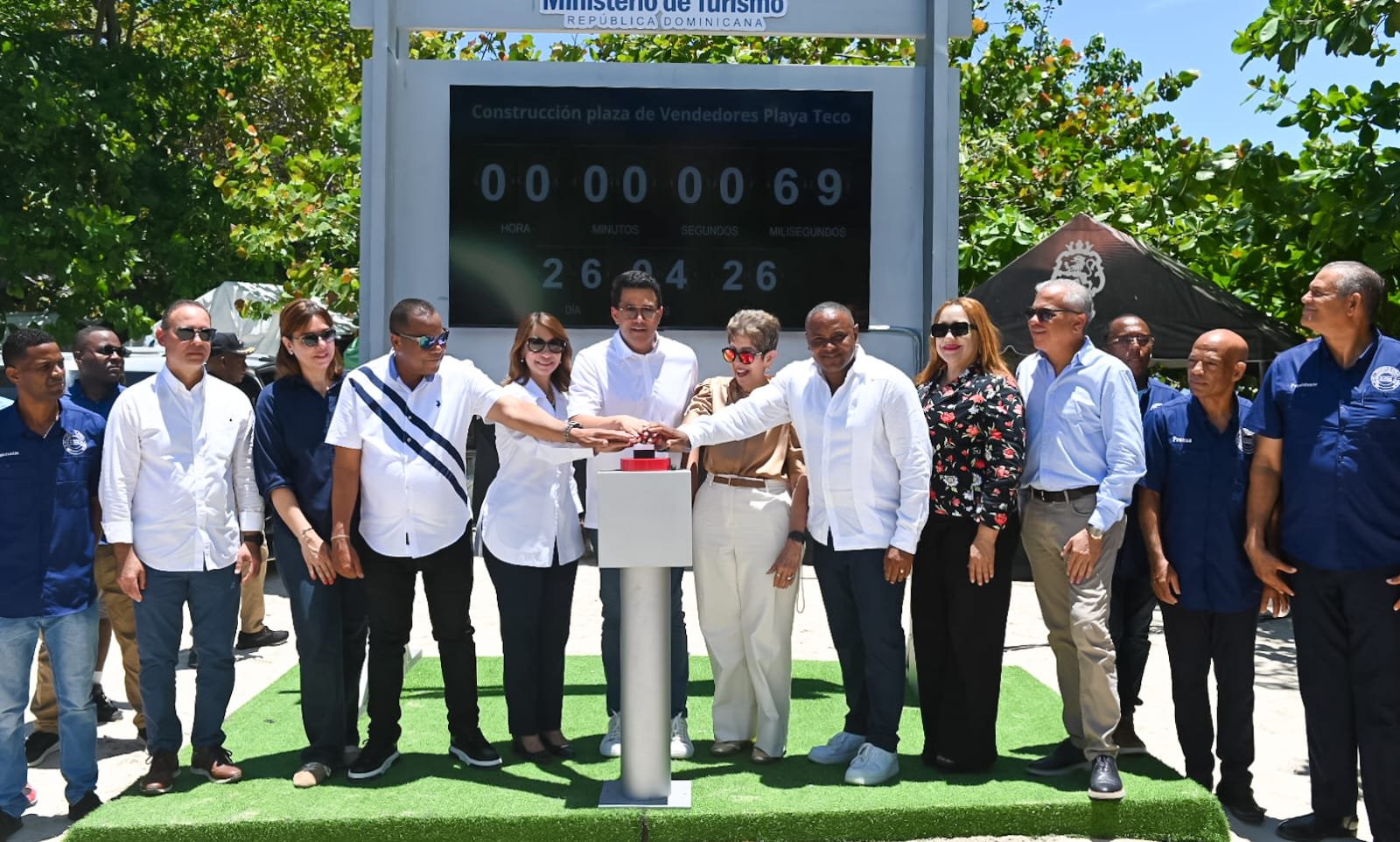 David Collado deja iniciada construcción plaza de vendedores en playa Teco de Maimón, Puerto Plata.