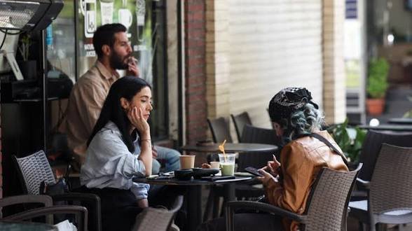 El velo cae poco a poco en Irán, pero las restricciones persisten