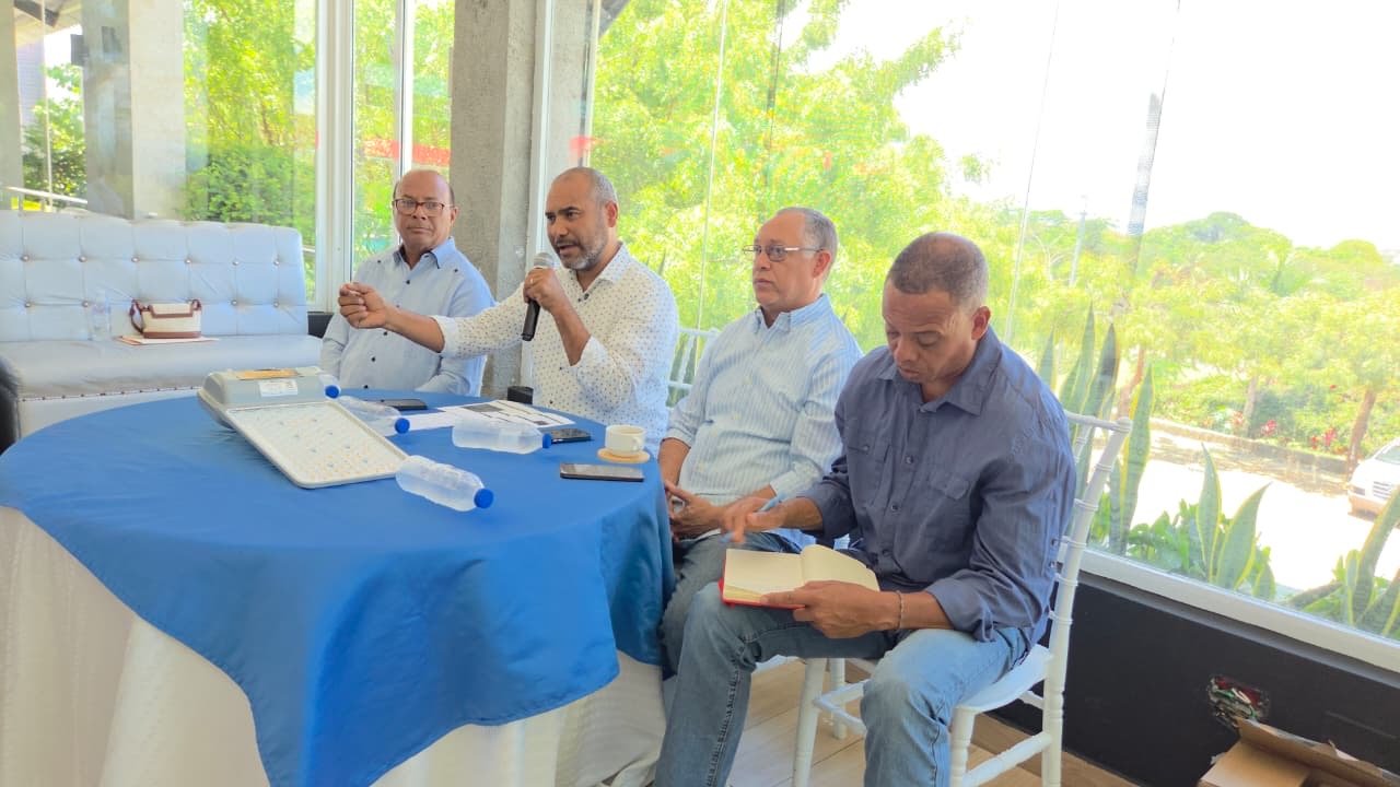 Senador Jhonson Encarnación articula encuentro con autoridades para ampliar electrificación en Elías Piña