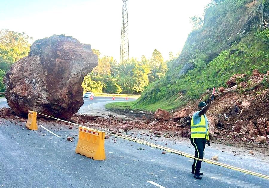 DIGESETT informa sobre desprendimiento de roca en la Autopista del Nordeste 