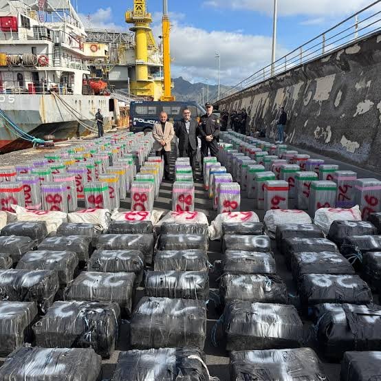 Agentes españoles incautan alijo récord de cocaína en un barco en el Atlántico, según un sindicato