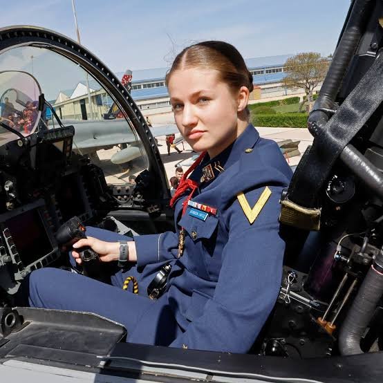 La princesa Leonor, heredera al trono de España, vuela en un reactor de combate F-5