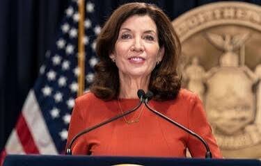 Gobernadora de Nueva York acuerda presupuesto para el estado con impuestos a viviendas de lujo