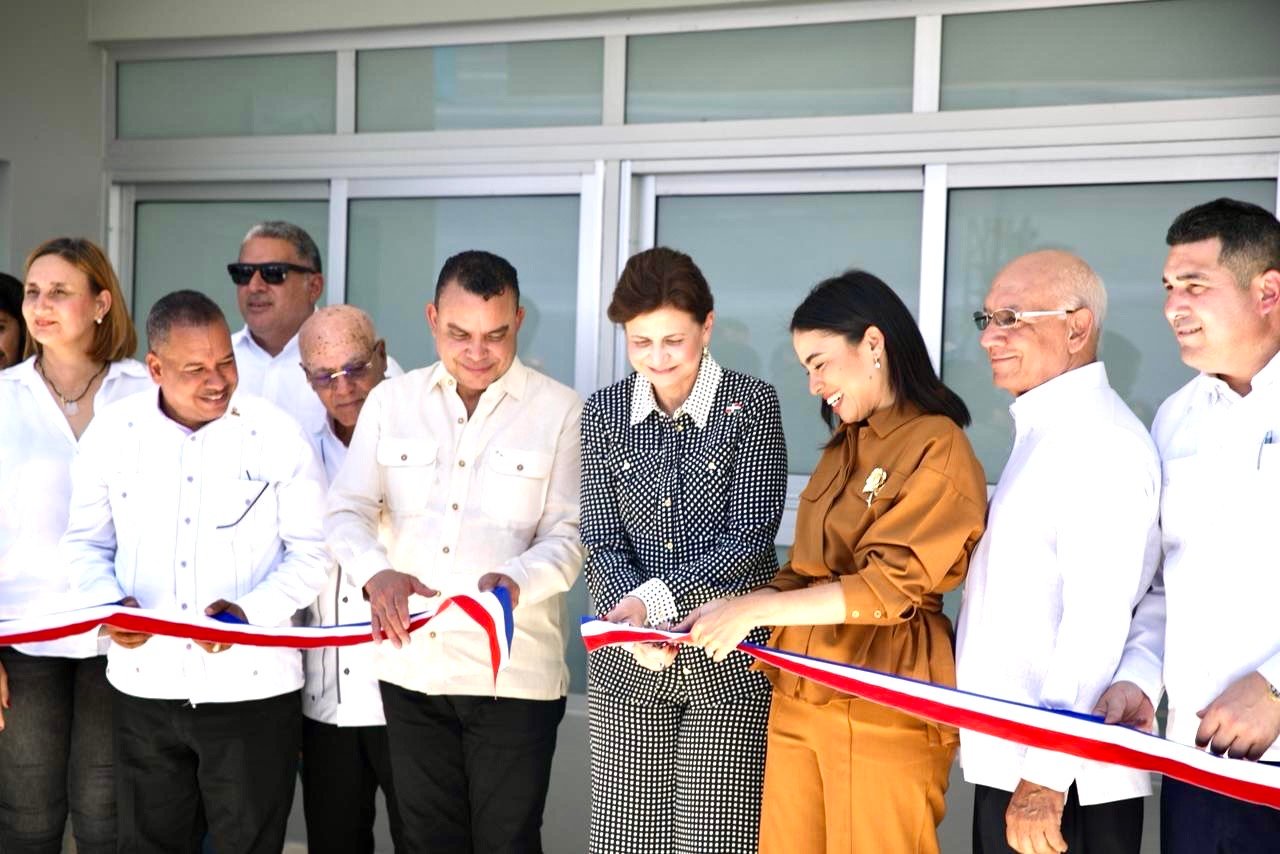 Raquel Peña y director del SNS entregan renovado hospital municipal de Castañuelas