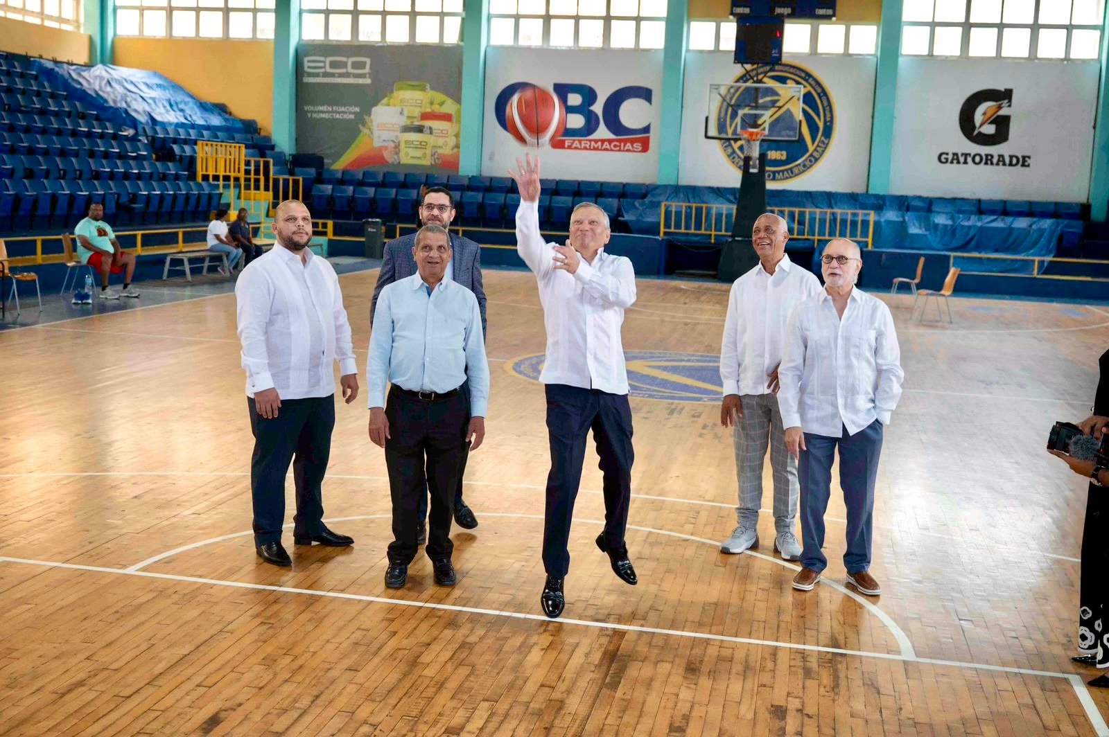 Aguilera destaca impacto social y comunitario del Club Mauricio Báez durante visita institucional