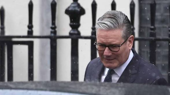 El tradicional discurso del rey, eclipsado por la crisis del gobierno laborista británico
