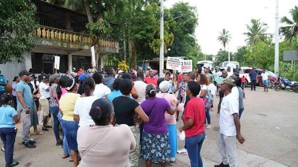 Comunidades de El Higüero sobreviven entre lodo y abandono por falta de calles y contenes