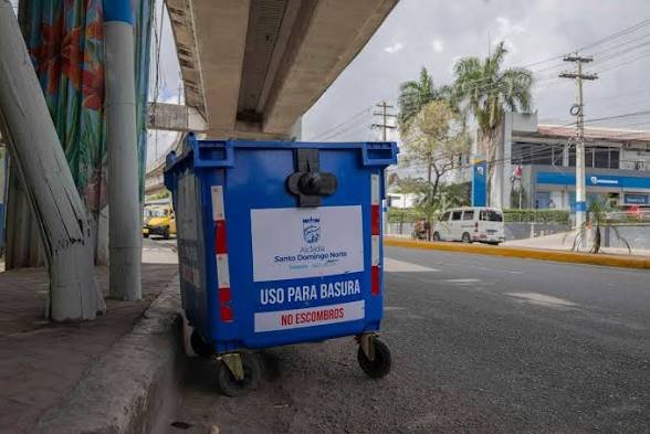 Ayuntamiento de Santo Domingo Norte instala 150 contenedores para basura; están a la espera 200 más