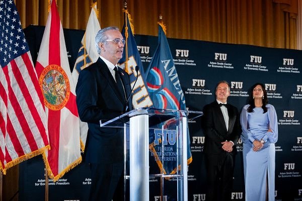 Ito Bisonó resalta liderazgo de Presidente Abinader en FIU durante reconocimiento como Champion of Freedom