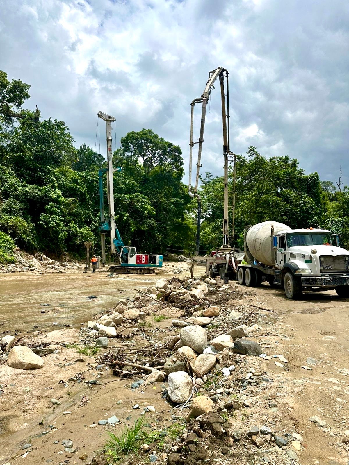 Continúan avanzando los trabajos del puente La Llanada sobre el río Jamey  pese a condiciones climáticas adversas 