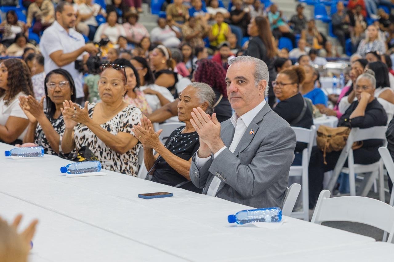 Presidente Abinader inicia entrega del Bono Madre 2026 que beneficiará a más de un millón de madres dominicanas