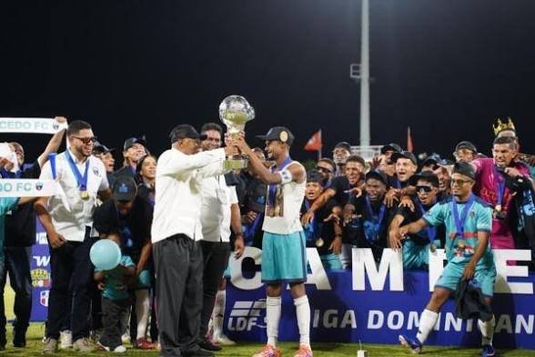 El presidente de la FIFA, Gianni Infantino, felicita al Salcedo FC por su histórico campeonato