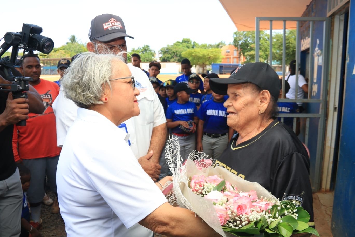 Dirección del Comisionado de Béisbol reconoce a  doña Norma Díaz en el marco del Día de las Madres
