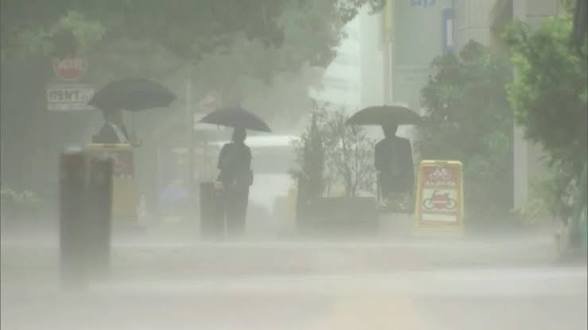 Quince heridos en Japón por poderosa tormenta tropical que se dirige a Tokio