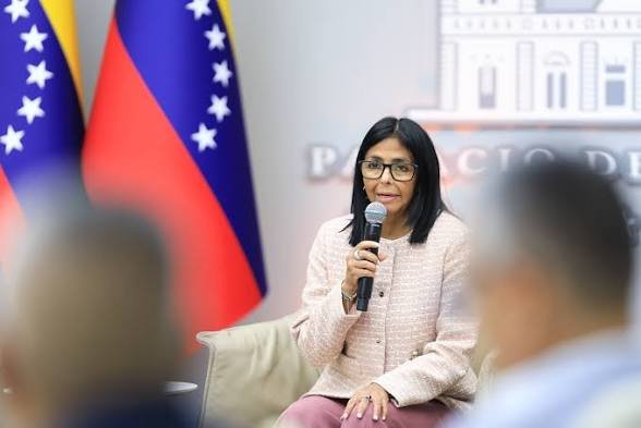 La comitiva de Delcy Rodríguez visitará al gigante petrolero Reliance y Tata en la India