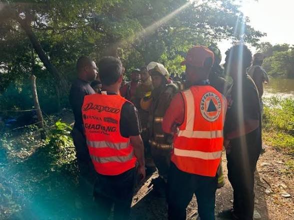 Defensa Civil recupera el cuerpo de un joven en un canal de Santiago