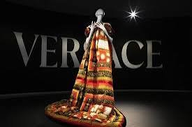 París rinde homenaje al diseñador italiano Gianni Versace 80 años después de su nacimiento