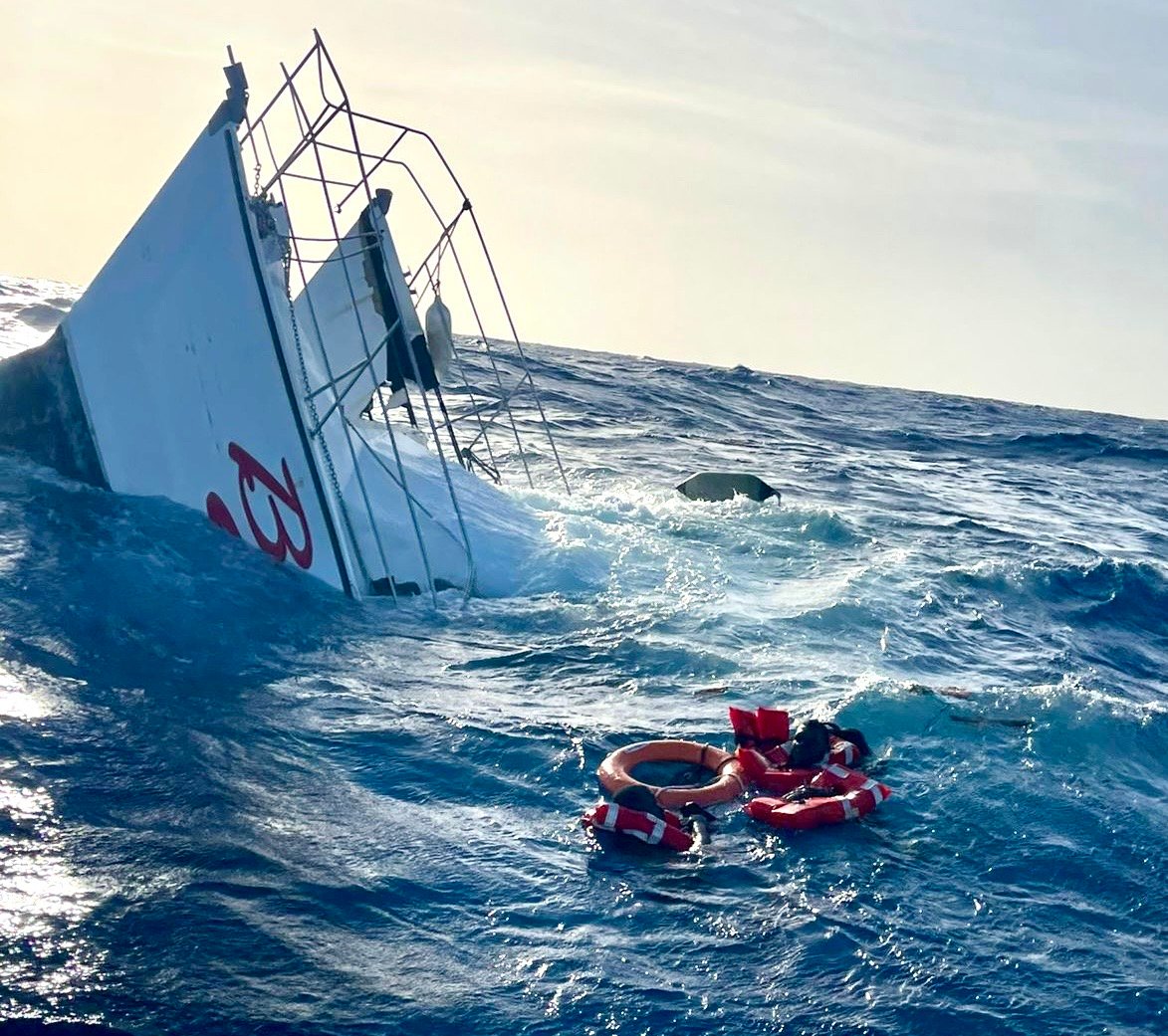 Armada Dominicana rescata a dos personas tras naufragio de la embarcación proveniente de Islas Turcas y Caicos