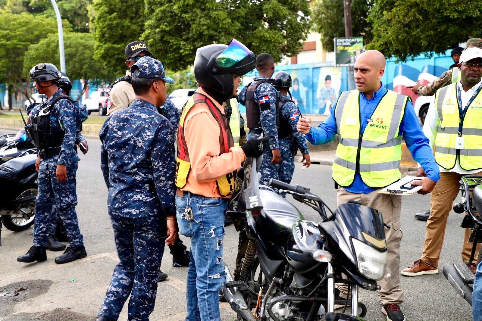 INTRANT y organismos de seguridad despliegan histórico operativo de fiscalización en paradas de motocicletas