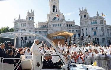Una marea multicultural se congrega alrededor del papa en su primera misa en España