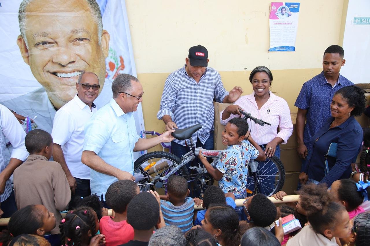 Senador Johnson Encarnación realiza operativo médico en Hondo Valle 