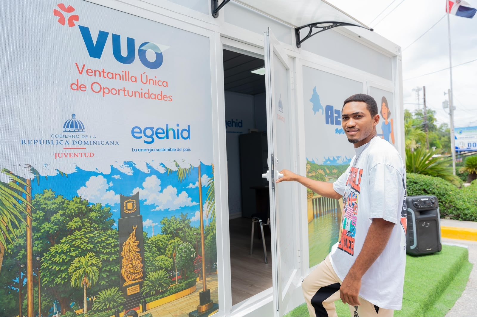 Ministerio de la Juventud inaugura Ventanilla Única de Oportunidades en Azua y entrega 150 becas Generación STEAM