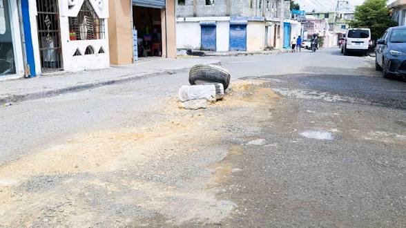 Colapso del drenaje sanitario mantiene en crisis a moradores del barrio Invi en Los Alcarrizos