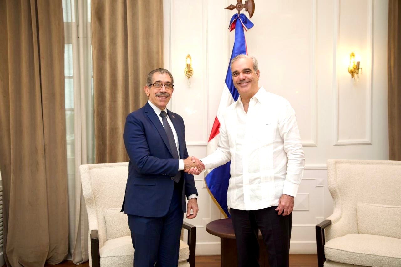 Presidente Abinader recibe en el Palacio Nacional al nuevo rector electo de la UASD, Jorge Asjana David 