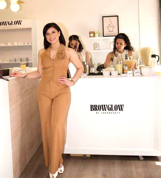 Yokatherine García presenta BrowGlow, su nueva apuesta de belleza y emprendimiento
